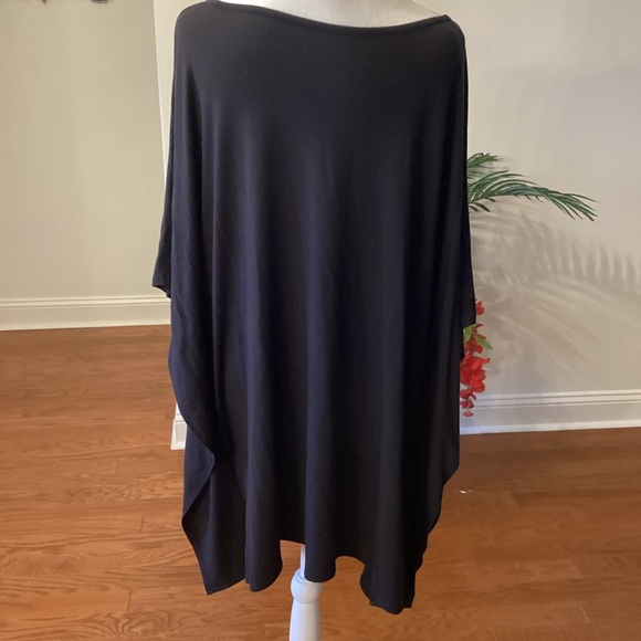 Elegant Black Shawl Top - Picture 4 of 7